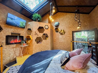 Bee Hive - Log Fired Hot Tub