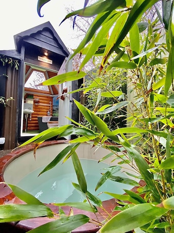Property grounds. Shepard hut - Hot Tub, Outdoor Shower, Bath