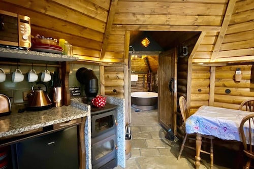 Hagrid Hut Themed - Hot Tub - Warner Bro Studio