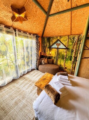 Interior - Tree House - Hot Tub on balcony (Chorleywood)