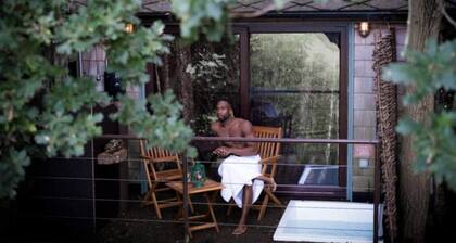 Tree House - Hot Tub on balcony