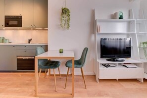 Réfrigérateur, micro-ondes, plaque de cuisson, lave-vaisselle