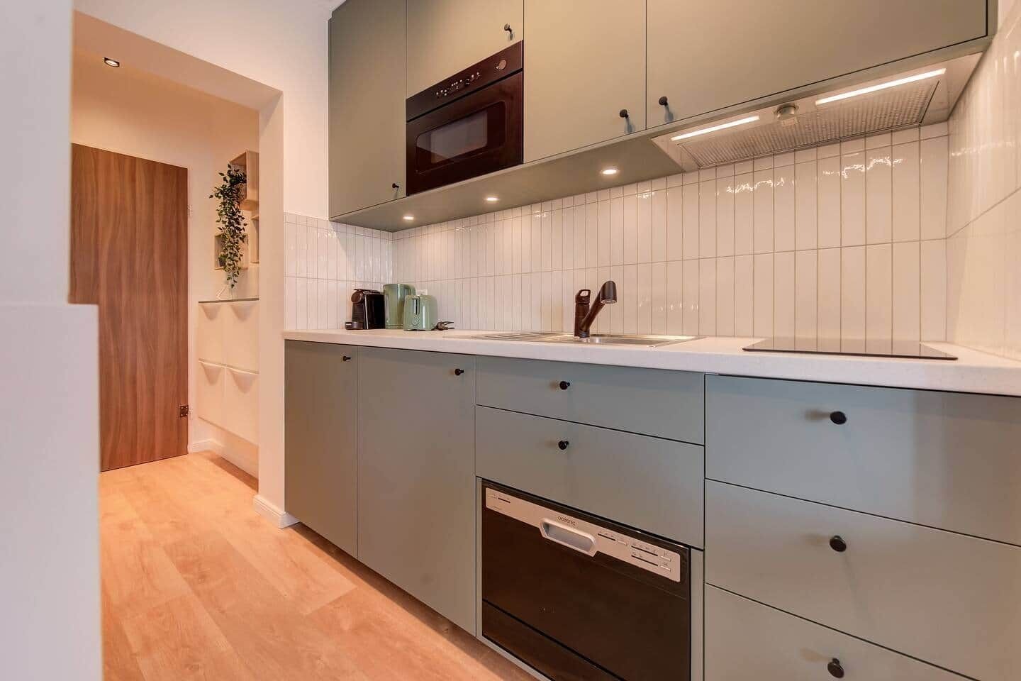 Réfrigérateur, four à micro-ondes, surface de cuisson, lave-vaisselle