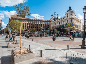 A plaza with a large building featuring a clock tower and a sign reading "LA CUBANA". - Modern studio in the historic center of Madrid (Madrid)