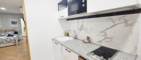 ثلاجة، ميكروويف، فرن، موقد طهي مسطح