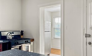 Frigorífico, microondas, horno y placa de cocina