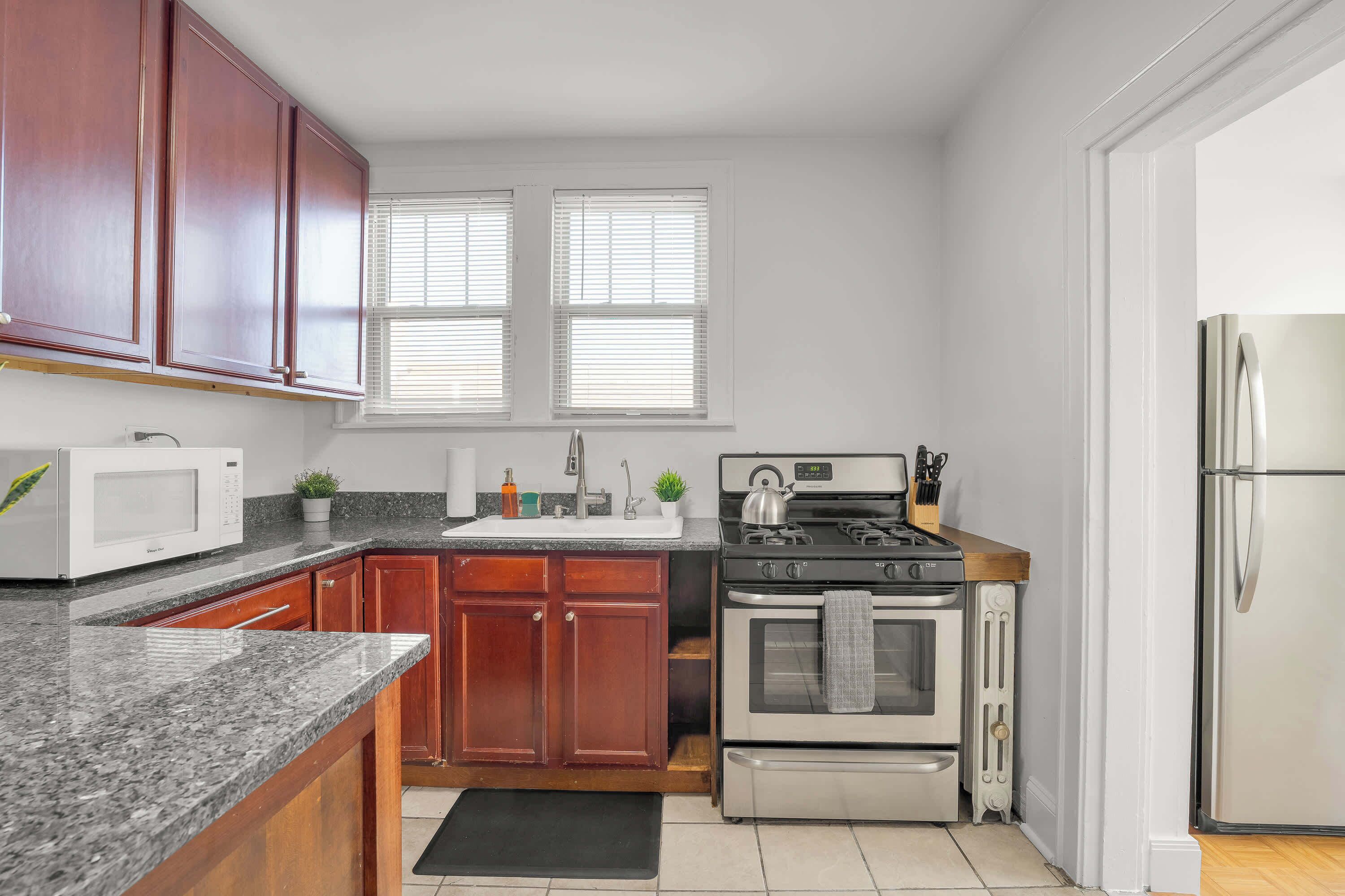 Kjøleskap, mikrobølgeovn, ovn og kokeplater