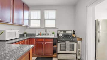 Kjøleskap, mikrobølgeovn, ovn og kokeplater