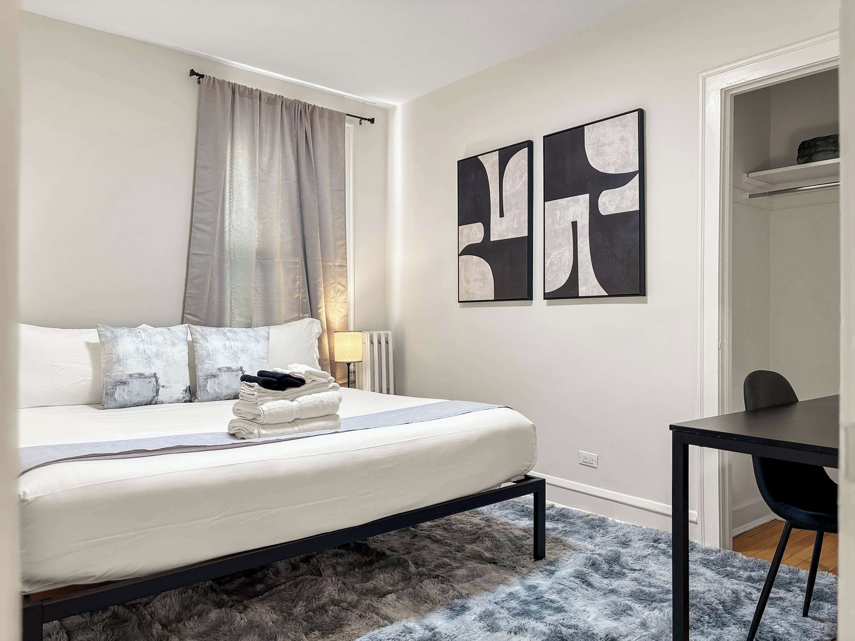 Een strijkplank/strijkijzer, reisbedje, wifi, beddengoed