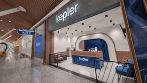 Een hotel receptie met een 'kepler' bord, een receptiebalie, een zithoek en een bordje voor 'sleeping cabins'.