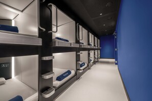 Espacio para trabajar con laptop y wifi gratis 