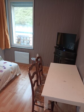 1 habitación, tabla de planchar con plancha y ropa de cama 