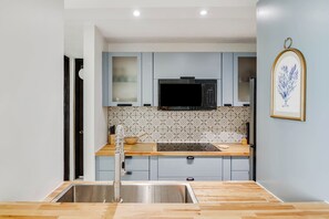 Fridge, microwave, coffee/tea maker, toaster - Casita Lucia BeachFront Paradise (49-99 Luquillo)