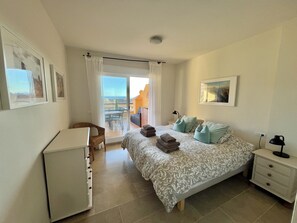 2 عدّة غرف نوم ومكواة/لوح كي وواي فاي مجانًا وملاءات أسرّة