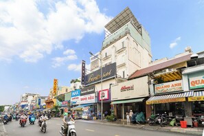 Vista frontal de la propiedad