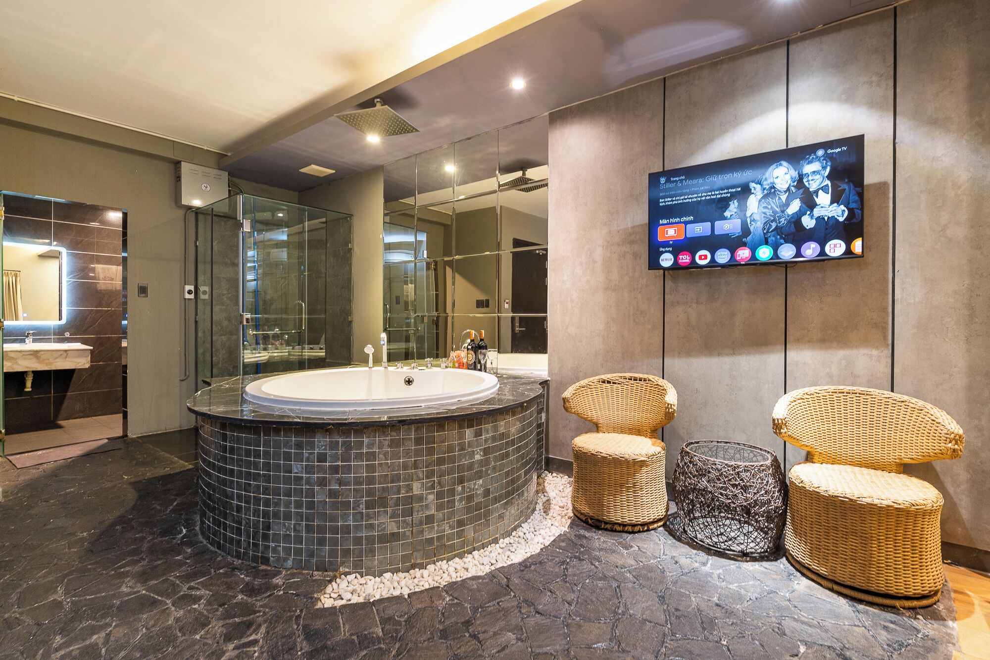 Luxury Double Room | Bathroom | Shower, free toiletries, bidet, towels