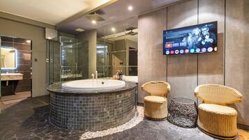 Luxury Double Room | Bathroom | Shower, free toiletries, bidet, towels