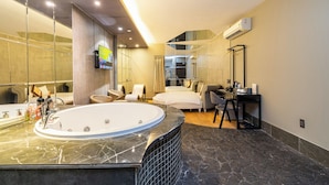ห้องลักซ์ชัวรี่ดับเบิล | ห้องน้ำ | ฝักบัว, ของใช้ในห้องน้ำฟรี, โถสุขภัณฑ์แบบบิเดท์, ผ้าเช็ดตัว