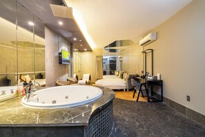 Chambre luxueuse double | Salle de bain | Douche, articles de toilette (gratuits), bidet, serviettes fournies