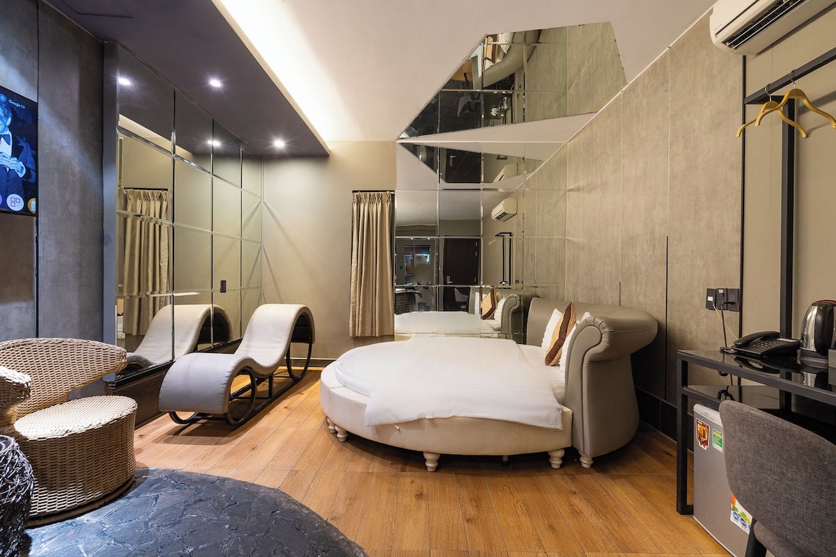 Luxury Double Room | Desk, free WiFi, bed sheets