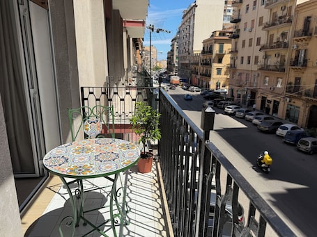 Habitación triple Deluxe, balcón, vistas a la ciudad | Terraza o patio