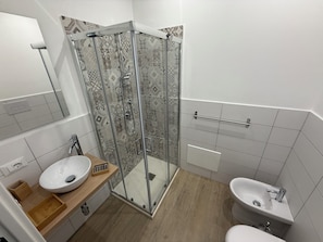 Fiori di Loto | Bathroom | Shower, hair dryer, bidet, towels - Bart165 Luxury Rooms (Palermo)