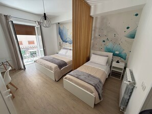 مكتب ومساحة عمل للكمبيوتر المحمول وتجهيزات عازلة للصوت ومكواة/لوح كي