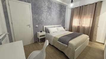 Doppia Comfort | Una scrivania, postazione laptop, insonorizzazione, ferro/asse da stiro