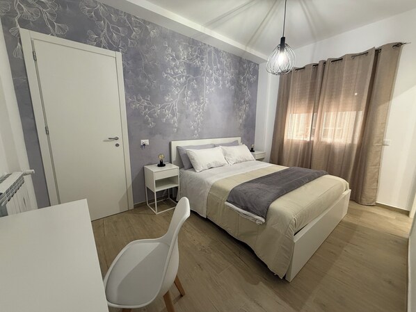 Doppia Comfort | Una scrivania, postazione laptop, insonorizzazione, ferro/asse da stiro