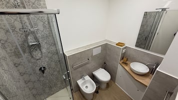 Tripla Deluxe, balcone, vista città | Bagno | Doccia, asciugacapelli, asciugamani, sapone