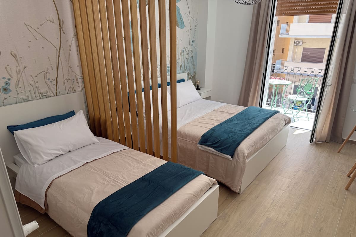 Deluxe driepersoonskamer, balkon, uitzicht op de stad | Een bureau, een laptopwerkplek, geluiddichte muren