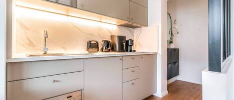 Een koelkast, een microgolfoven, een kookplaat, een vaatwasser