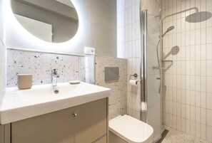 Shower, hair dryer, towels - Studio 4* City center 2 steps from bld Royal and streetcar (Luxembourg)
