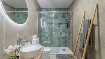 Dusche, Haartrockner, Handtücher