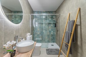 Suihku, hiustenkuivaaja, pyyhkeet