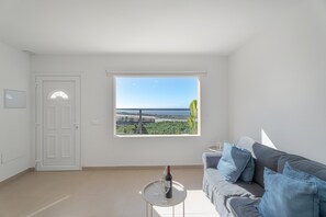 TV - Vacation Apartment 'Beautiful Sea View and Pool Finca 5' with Sea View, Shared Pool and Wi-Fi (Adeje)
