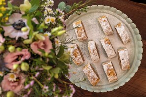 Daily cooked-to-order breakfast (EUR 8 per person)