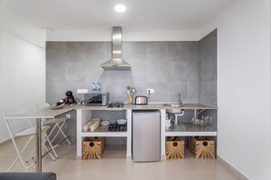 Kühlschrank, Mikrowelle, Herdplatte, Wasserkocher