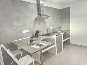 Fridge, microwave, stovetop, electric kettle - Vacation Apartment 'Beautiful Sea View and Pool Finca 6' with Sea View, Shared Pool and Wi-Fi (Adeje)