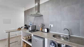 Een koelkast, een magnetron, een kookplaat, een waterkoker