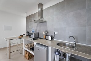 Een koelkast, een magnetron, een kookplaat, een waterkoker