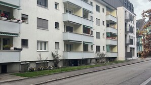 A multi-story residential building with balconies, windows, and a flat roof. - Pearl Apartment (Interlaken)