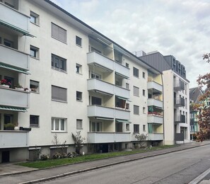 A multi-story residential building with balconies, windows, and a flat roof. - Pearl Apartment (Interlaken)