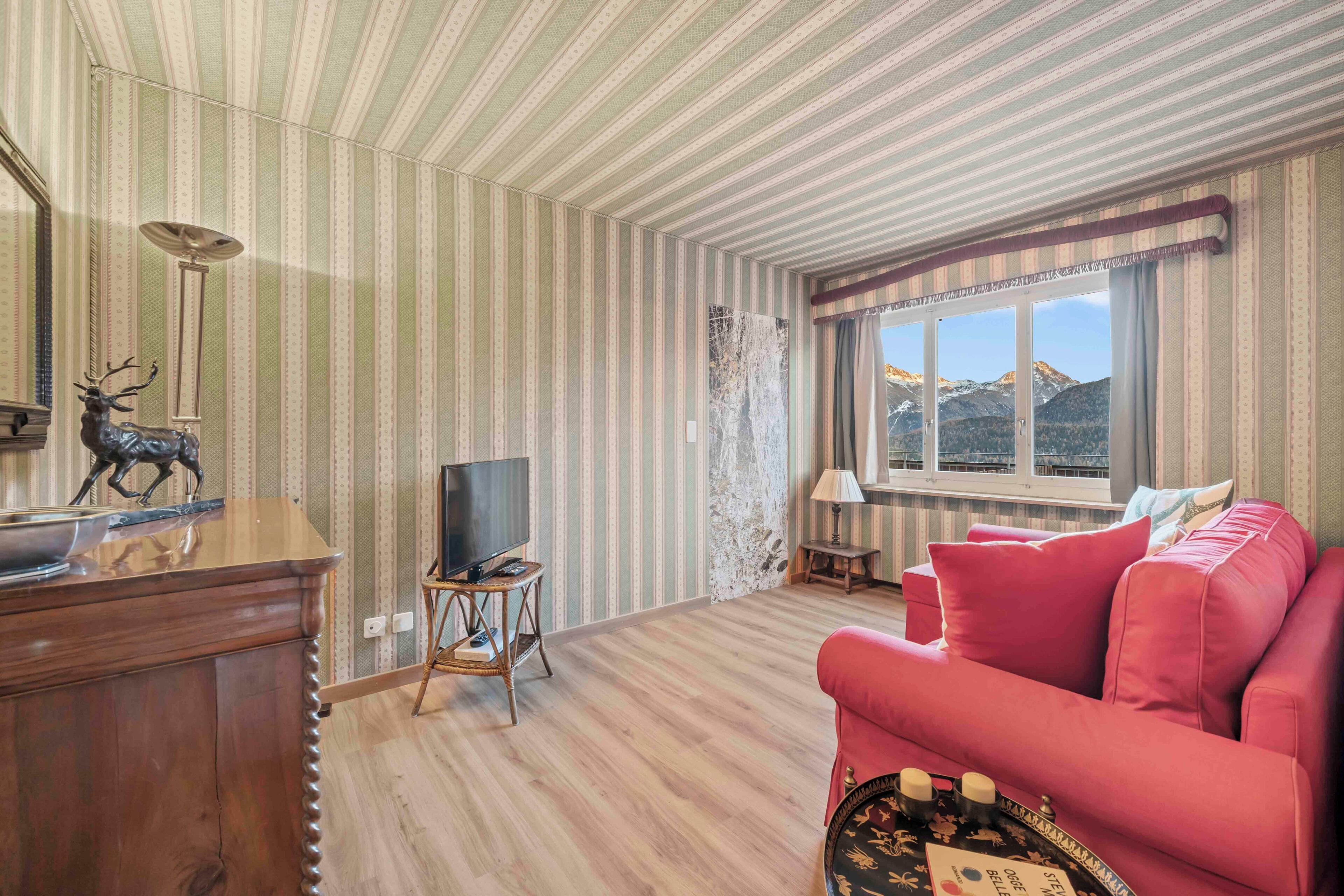 Smart TV, libros y oficina 