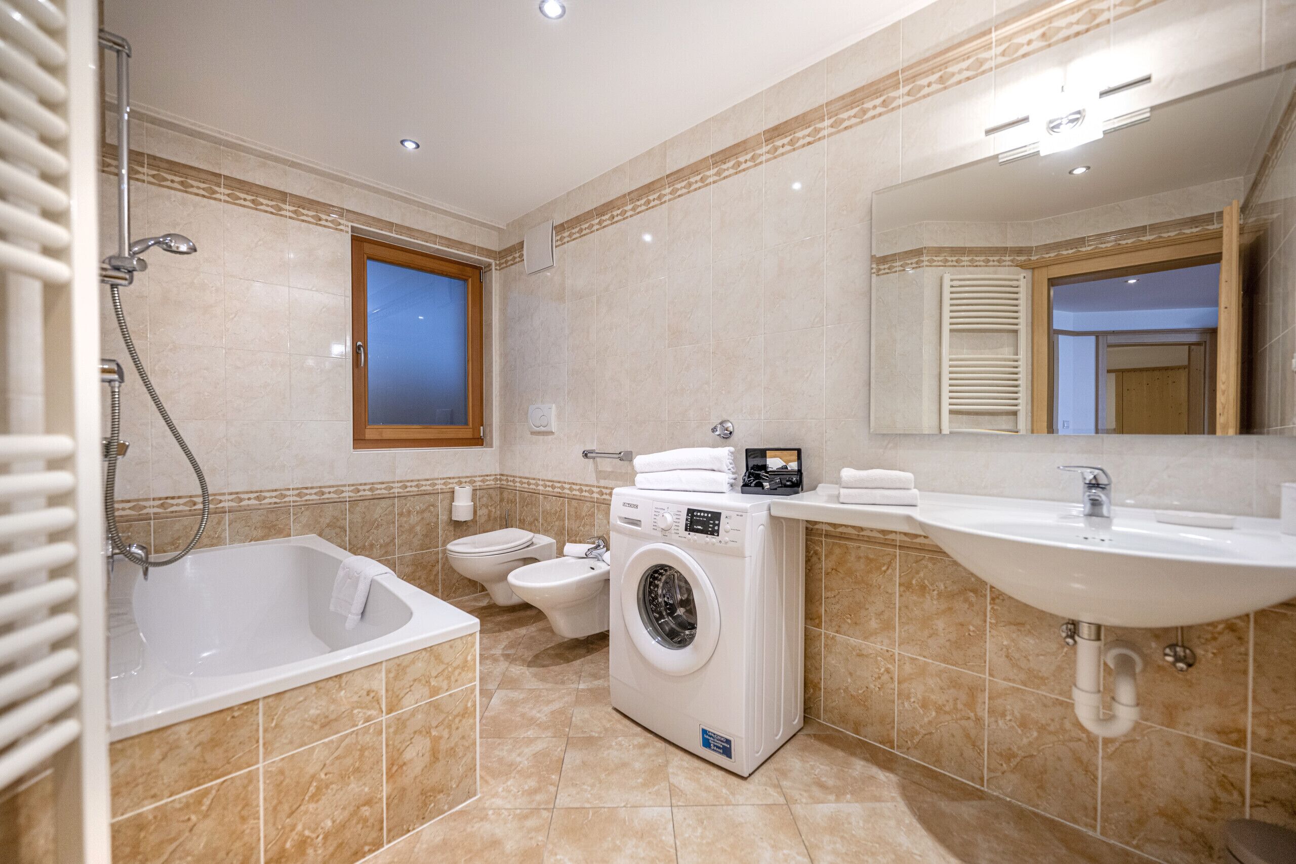 Douche, sèche-cheveux, bidet, serviettes fournies