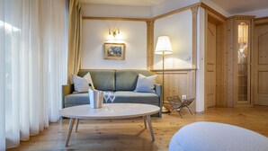 A modern living room with a sofa, a coffee table, and a lamp. - 1010A Marienstern Apartments (Santa Cristina Valgardena)