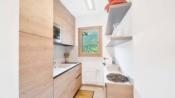 Frigorifero, microonde, piano cottura, lavastoviglie