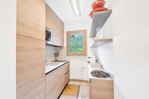 Frigorifero, microonde, piano cottura, lavastoviglie