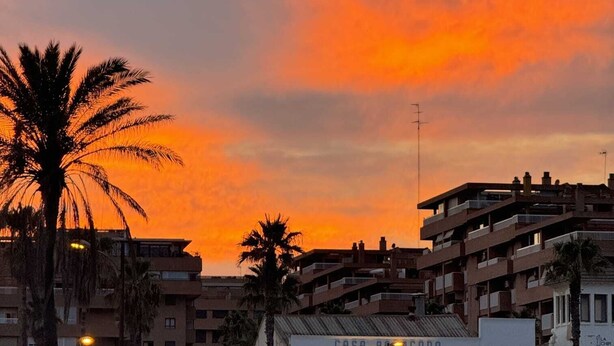A beachfront hotel with a prominent sign reading "CASA PELICONA". - Malvarrosa Beach | 3hab| 5hues| Pet friendly (València)
