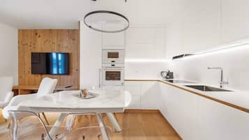 Fridge, oven, stovetop, dishwasher